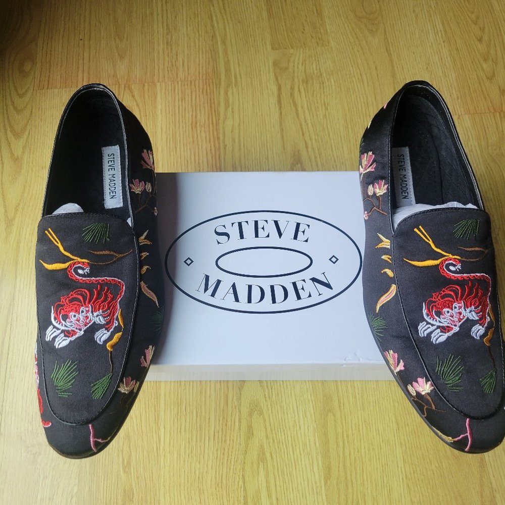 Like New Steve Madden casual shoes. TYGER BLACK FABR. Size 9